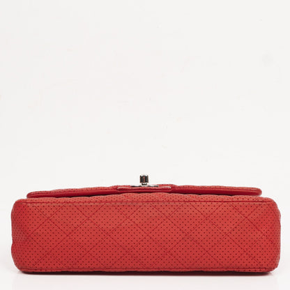 Chanel Classic Medium Double Flap Tasche aus rotem perforiertem gestepptem Lammleder