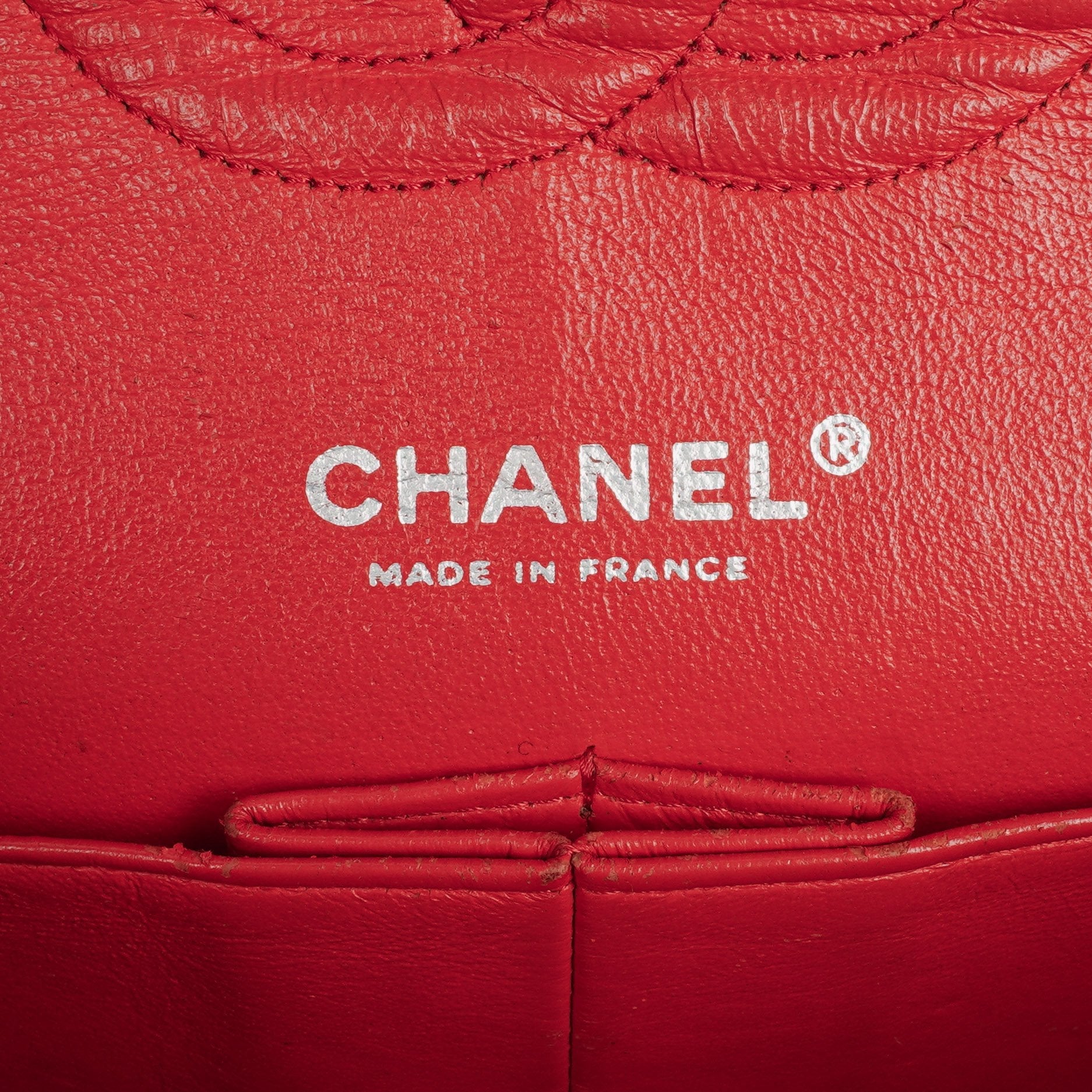 Chanel Classic Medium Double Flap Tasche aus rotem perforiertem gestepptem Lammleder
