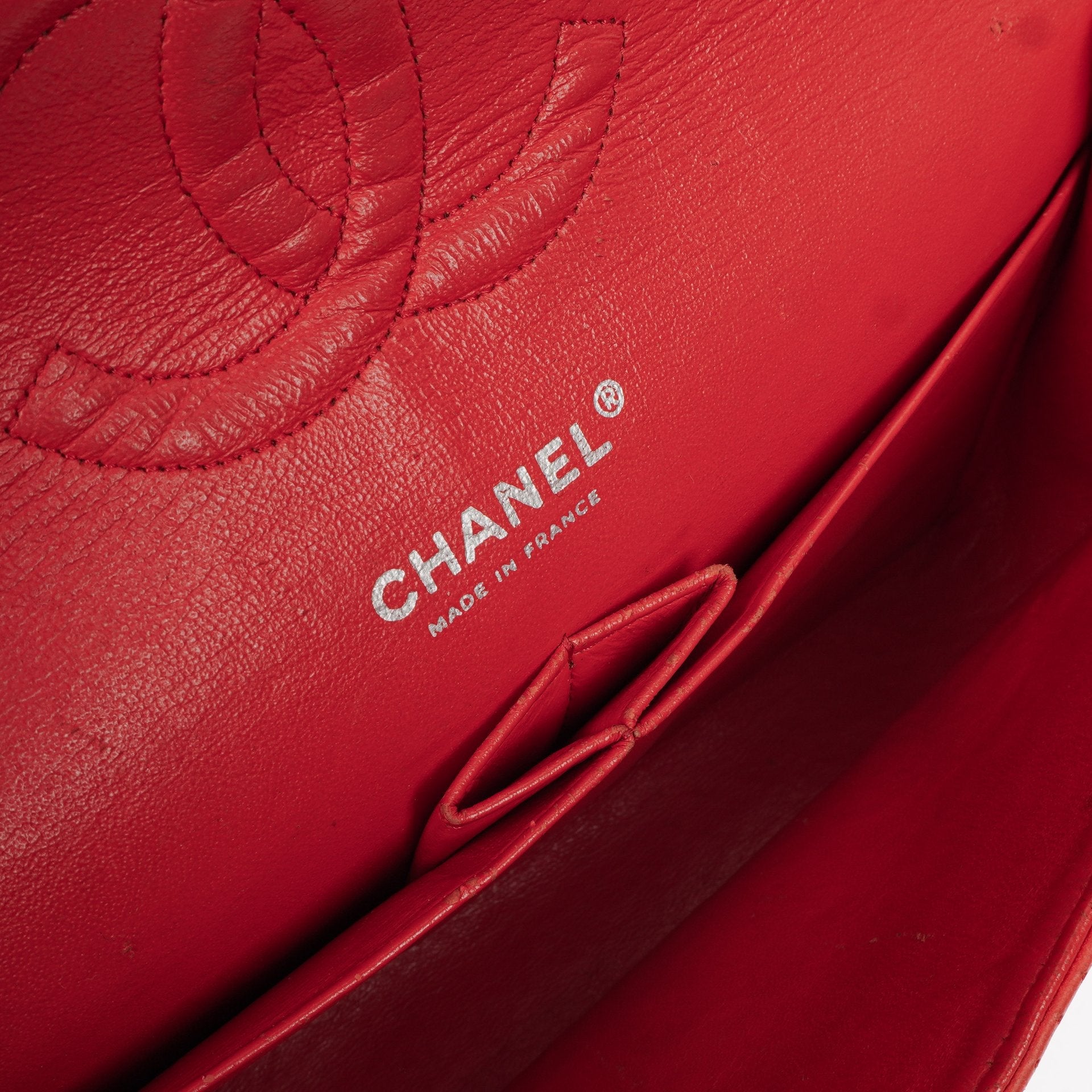 Chanel Classic Medium Double Flap Tasche aus rotem perforiertem gestepptem Lammleder