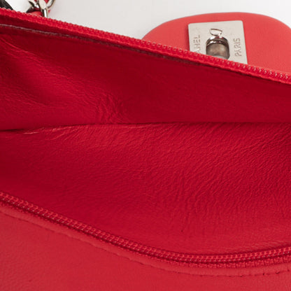 Chanel Classic Medium Double Flap Tasche aus rotem perforiertem gestepptem Lammleder