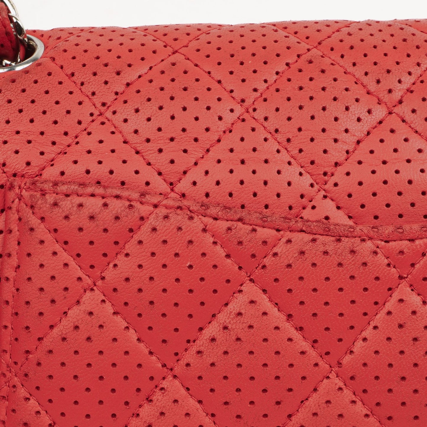 Chanel Classic Medium Double Flap Tasche aus rotem perforiertem gestepptem Lammleder