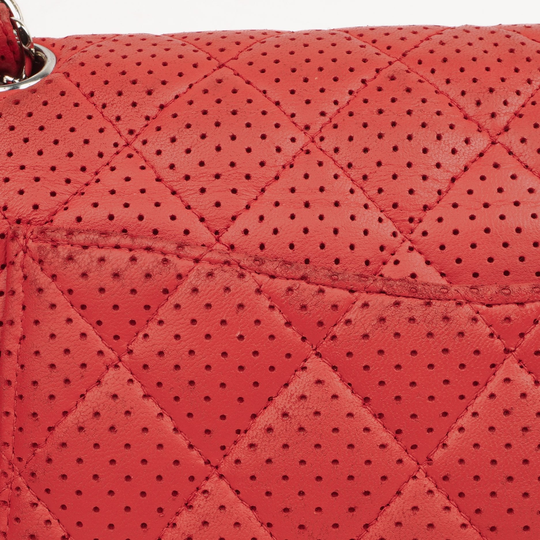 Chanel Classic Medium Double Flap Tasche aus rotem perforiertem gestepptem Lammleder