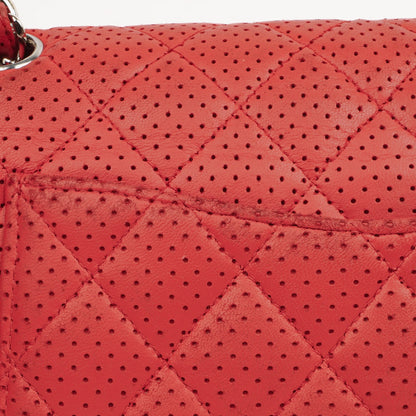 Chanel Classic Medium Double Flap Tasche aus rotem perforiertem gestepptem Lammleder
