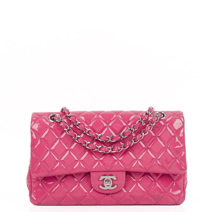Chanel Classic Medium pinke gesteppte Doppelklappentasche aus Lackleder mit Silberbeschlägen
