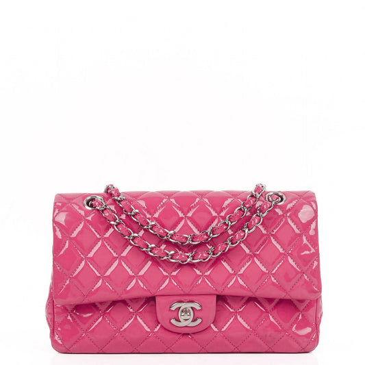 Chanel Classic Medium pinke gesteppte Doppelklappentasche aus Lackleder mit Silberbeschlägen