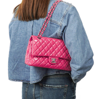 Chanel Classic Medium pinke gesteppte Doppelklappentasche aus Lackleder mit Silberbeschlägen