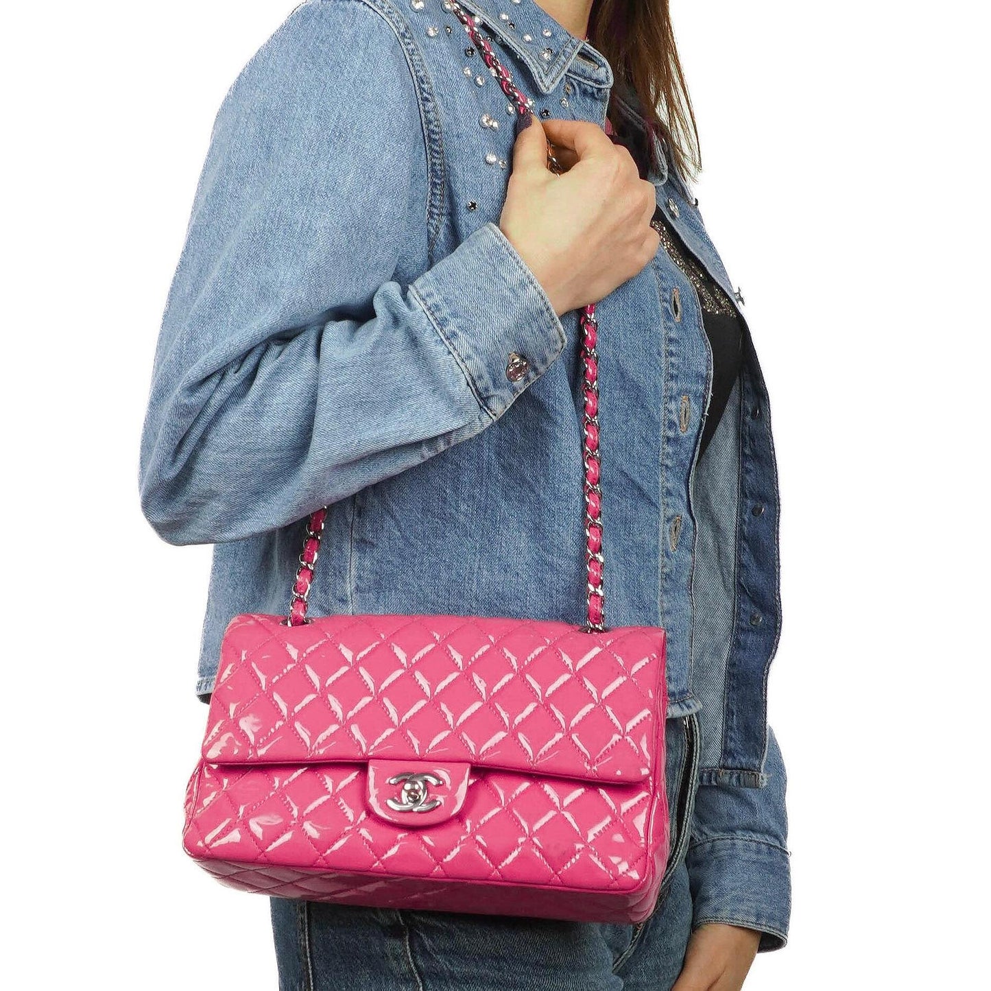 Chanel Classic Medium pinke gesteppte Doppelklappentasche aus Lackleder mit Silberbeschlägen