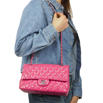 Chanel Classic Medium pinke gesteppte Doppelklappentasche aus Lackleder mit Silberbeschlägen