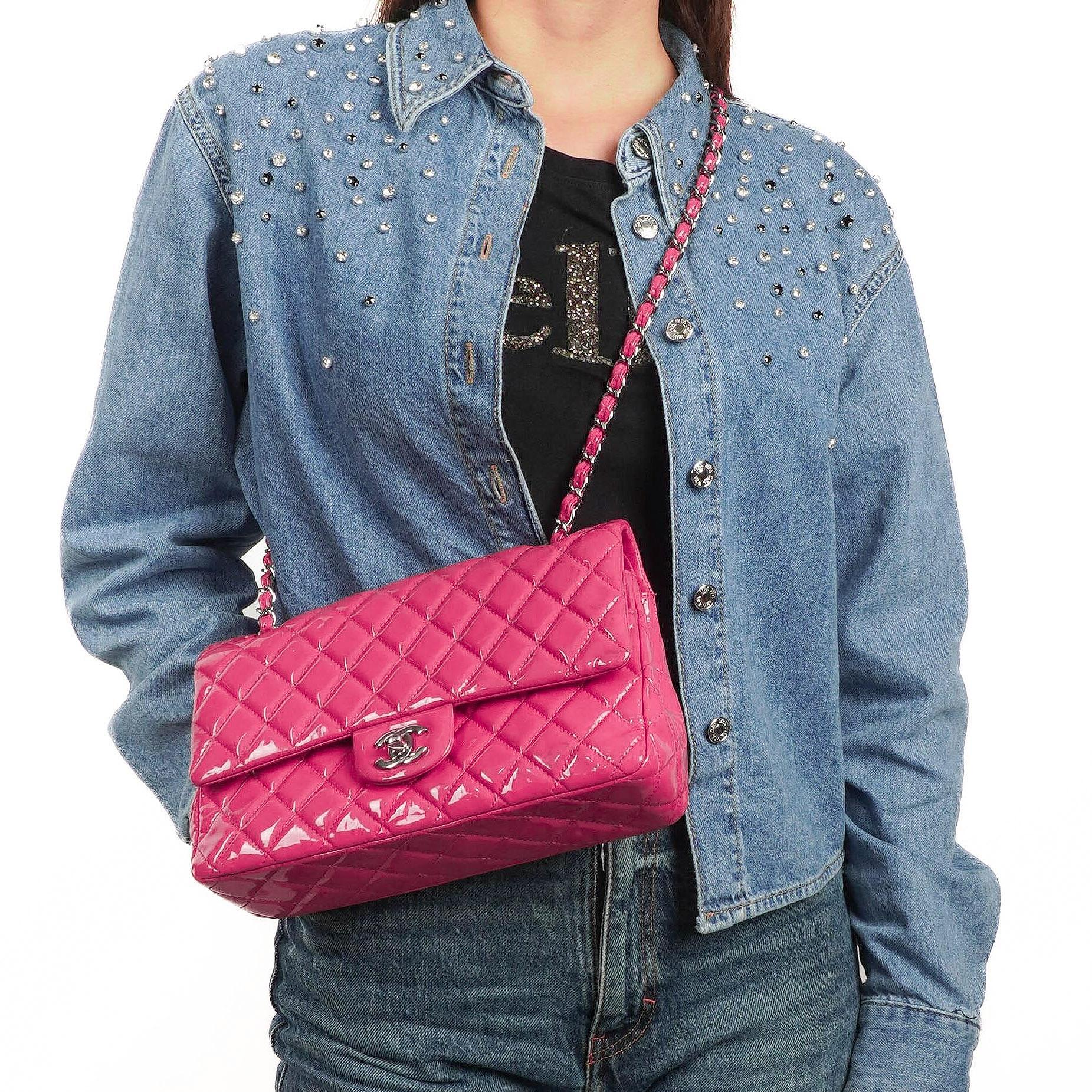 Chanel Classic Medium pinke gesteppte Doppelklappentasche aus Lackleder mit Silberbeschlägen