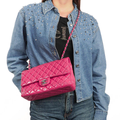 Chanel Classic Medium pinke gesteppte Doppelklappentasche aus Lackleder mit Silberbeschlägen