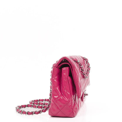Chanel Classic Medium pinke gesteppte Doppelklappentasche aus Lackleder mit Silberbeschlägen