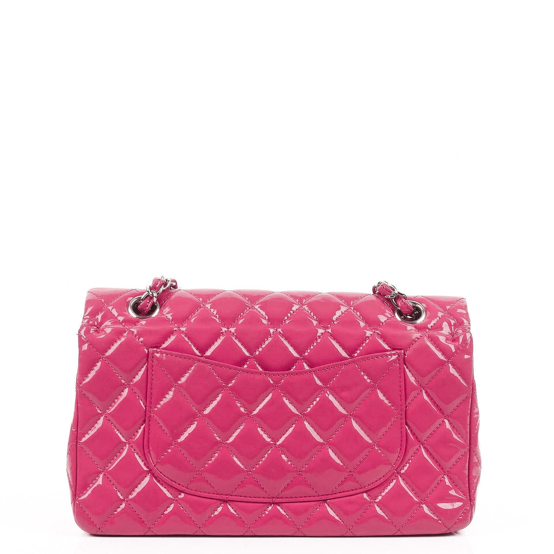 Chanel Classic Medium pinke gesteppte Doppelklappentasche aus Lackleder mit Silberbeschlägen
