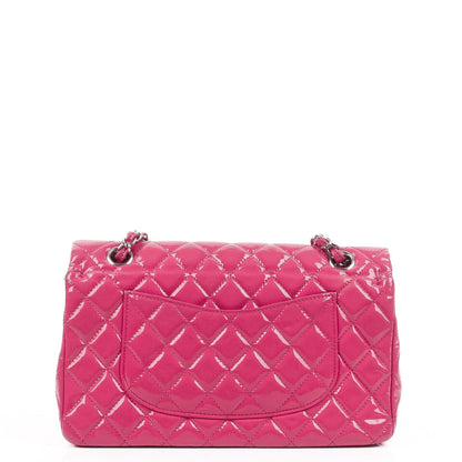 Chanel Classic Medium pinke gesteppte Doppelklappentasche aus Lackleder mit Silberbeschlägen