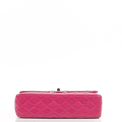 Chanel Classic Medium pinke gesteppte Doppelklappentasche aus Lackleder mit Silberbeschlägen