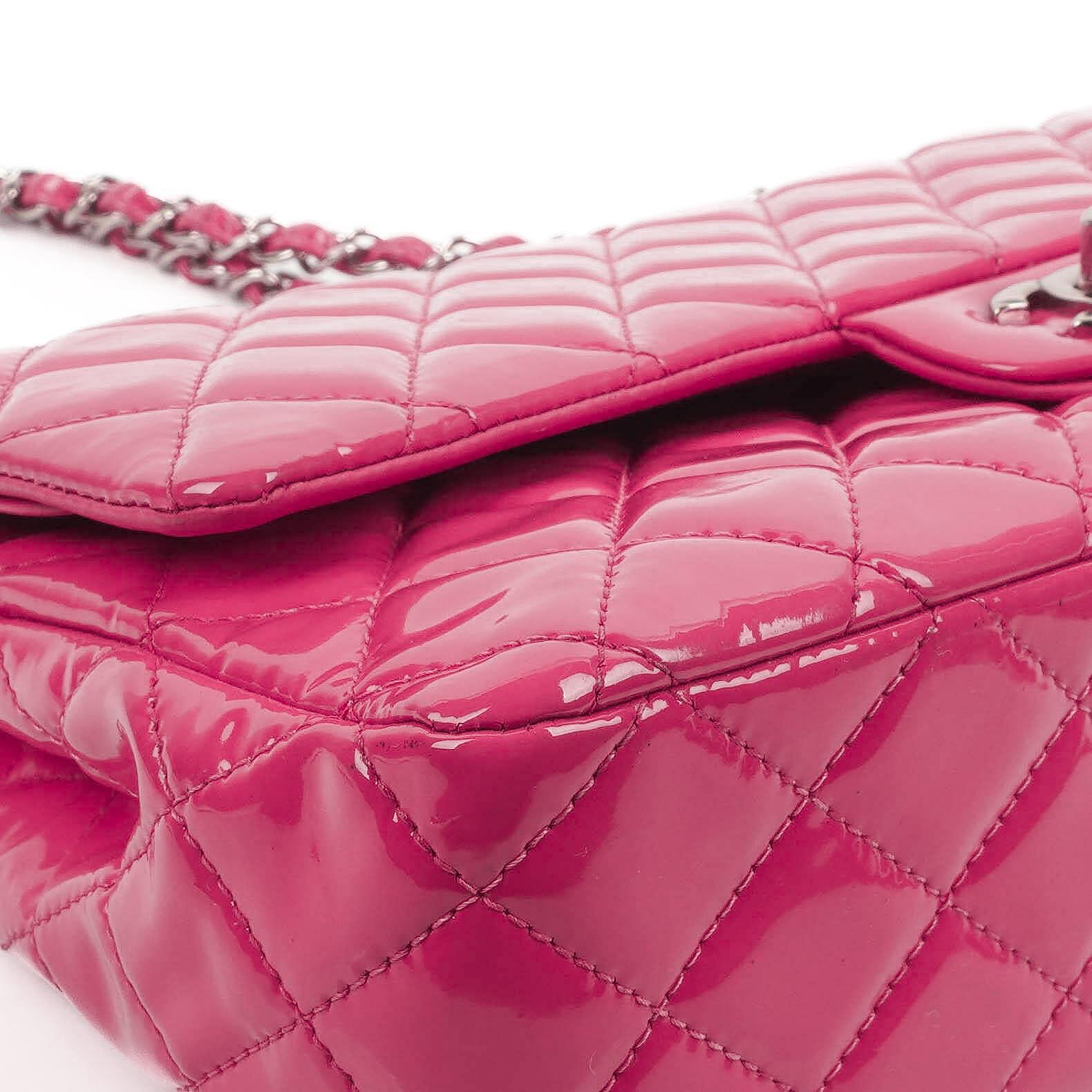 Chanel Classic Medium pinke gesteppte Doppelklappentasche aus Lackleder mit Silberbeschlägen
