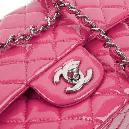 Chanel Classic Medium pinke gesteppte Doppelklappentasche aus Lackleder mit Silberbeschlägen