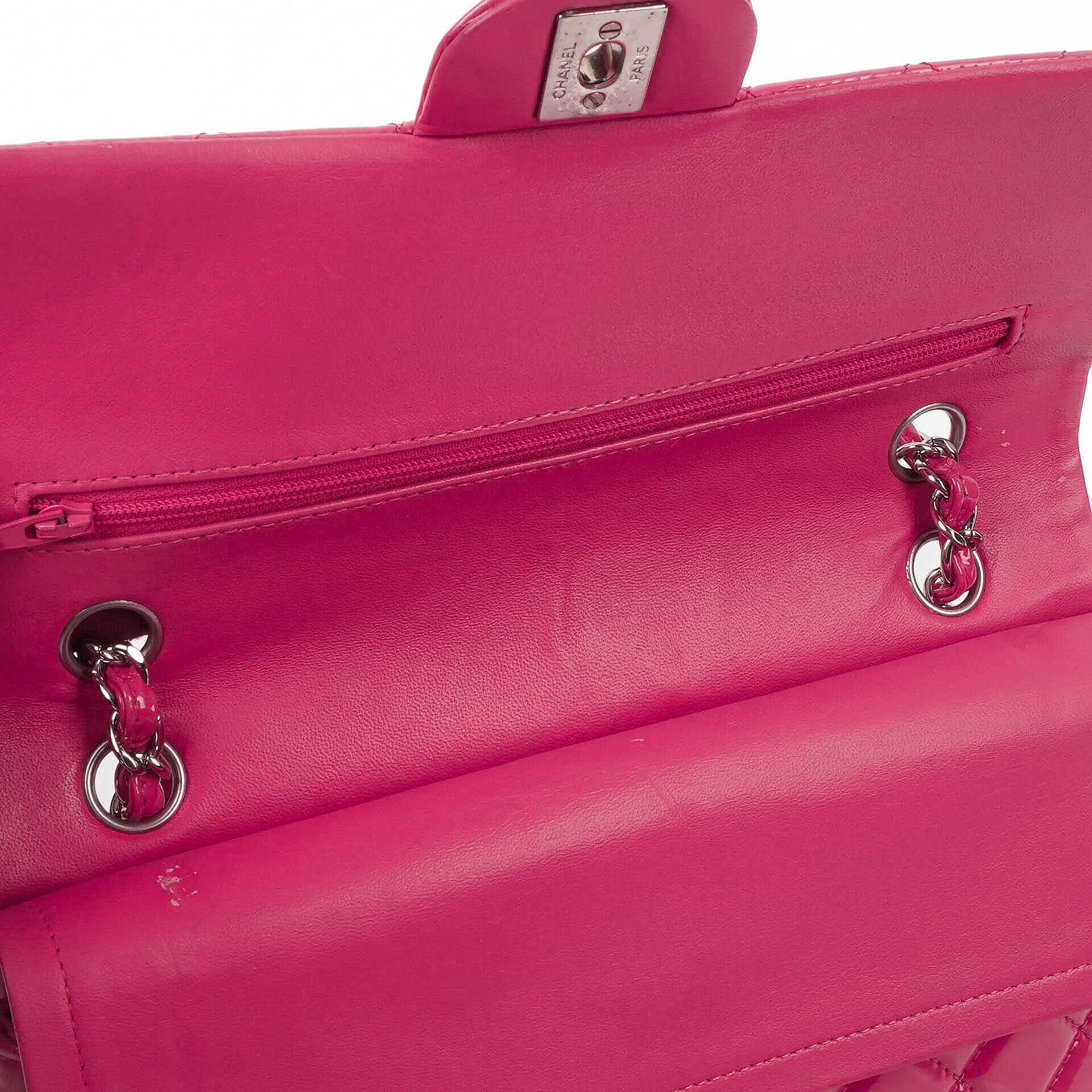 Chanel Classic Medium pinke gesteppte Doppelklappentasche aus Lackleder mit Silberbeschlägen