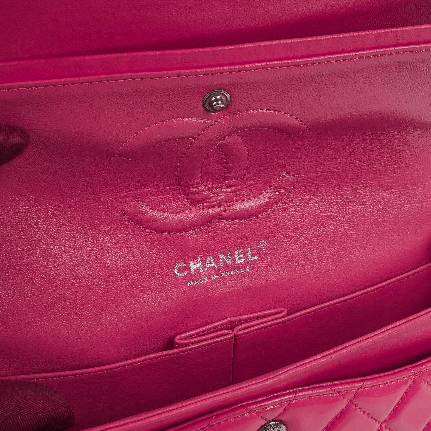 Chanel Classic Medium pinke gesteppte Doppelklappentasche aus Lackleder mit Silberbeschlägen