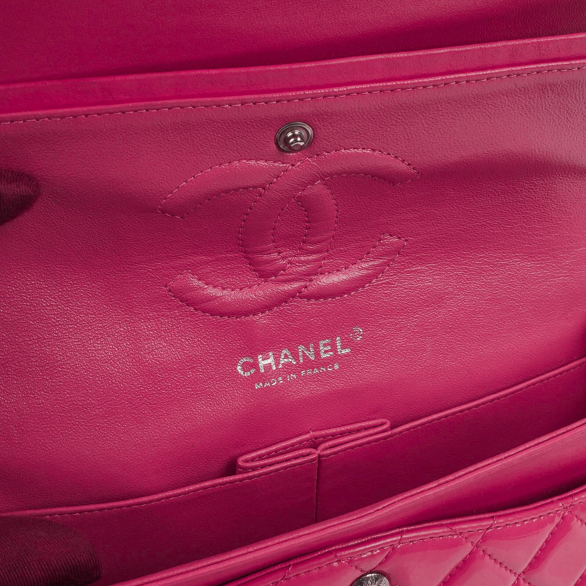 Chanel Classic Medium pinke gesteppte Doppelklappentasche aus Lackleder mit Silberbeschlägen