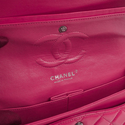 Chanel Classic Medium pinke gesteppte Doppelklappentasche aus Lackleder mit Silberbeschlägen