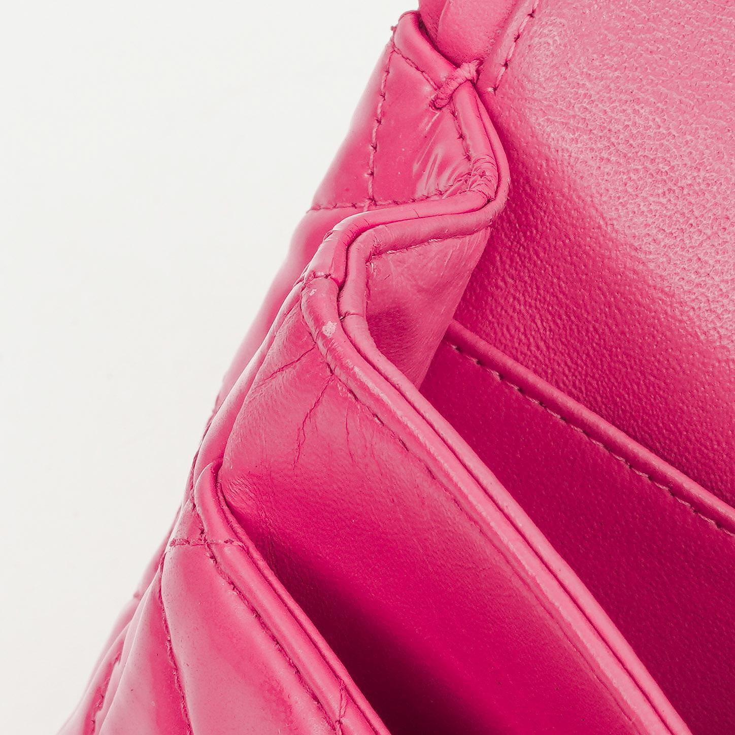 Chanel Classic Medium pinke gesteppte Doppelklappentasche aus Lackleder mit Silberbeschlägen