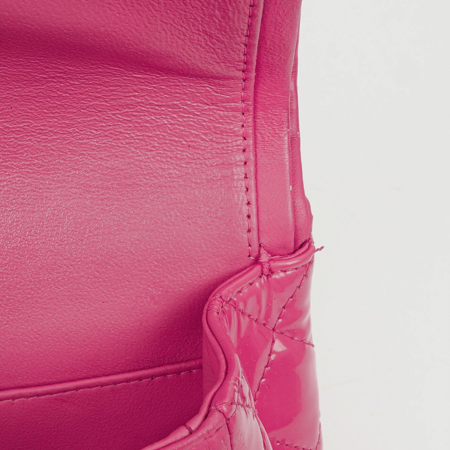 Chanel Classic Medium pinke gesteppte Doppelklappentasche aus Lackleder mit Silberbeschlägen