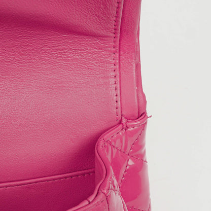 Chanel Classic Medium pinke gesteppte Doppelklappentasche aus Lackleder mit Silberbeschlägen