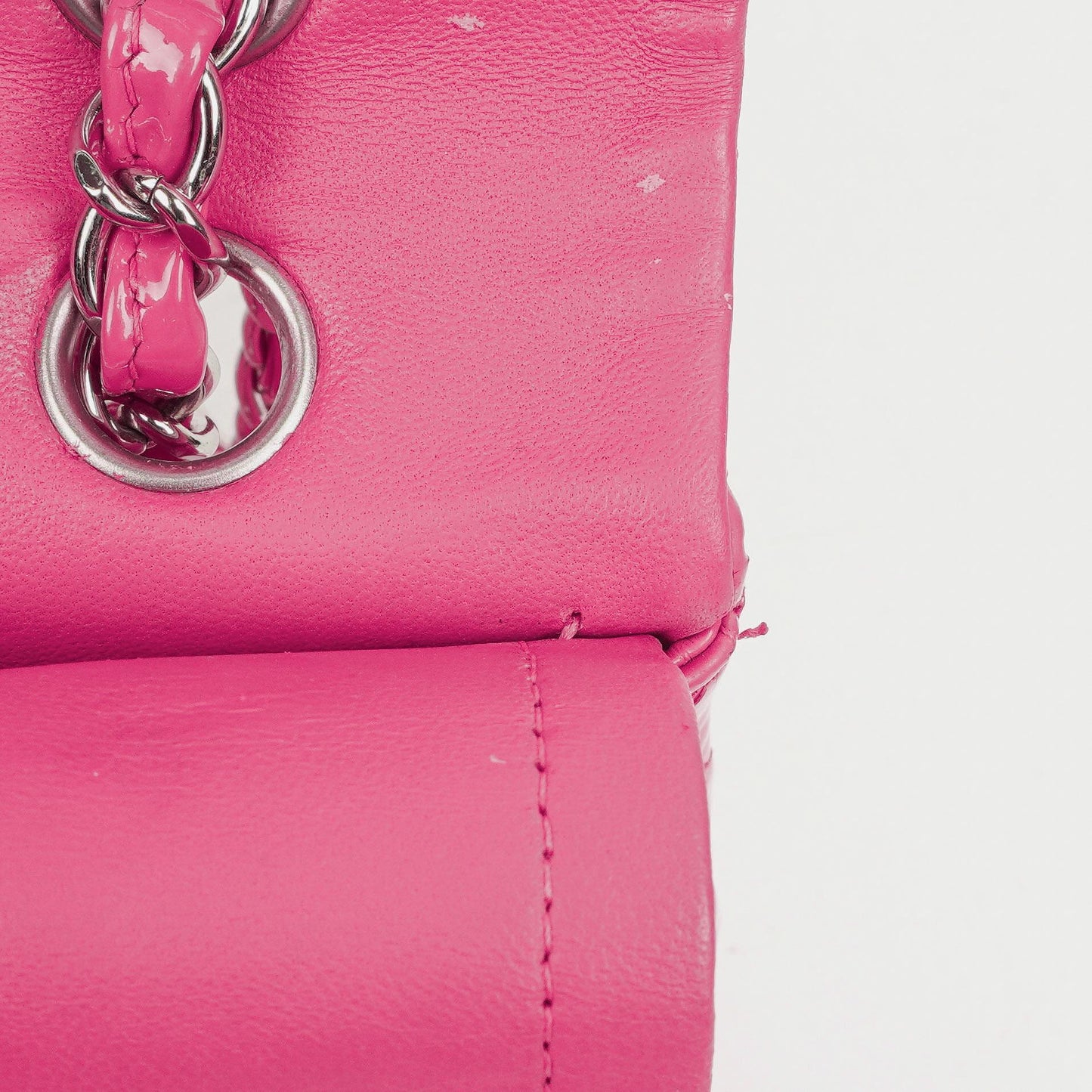 Chanel Classic Medium pinke gesteppte Doppelklappentasche aus Lackleder mit Silberbeschlägen
