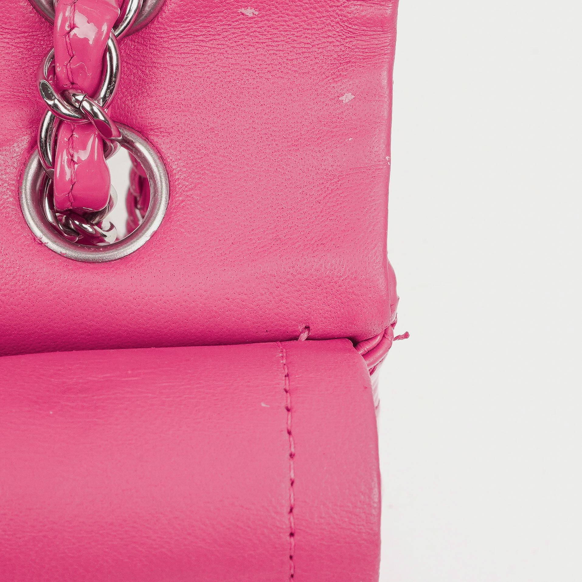 Chanel Classic Medium pinke gesteppte Doppelklappentasche aus Lackleder mit Silberbeschlägen