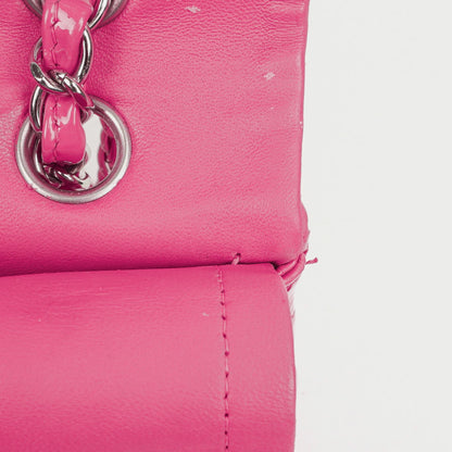 Chanel Classic Medium pinke gesteppte Doppelklappentasche aus Lackleder mit Silberbeschlägen