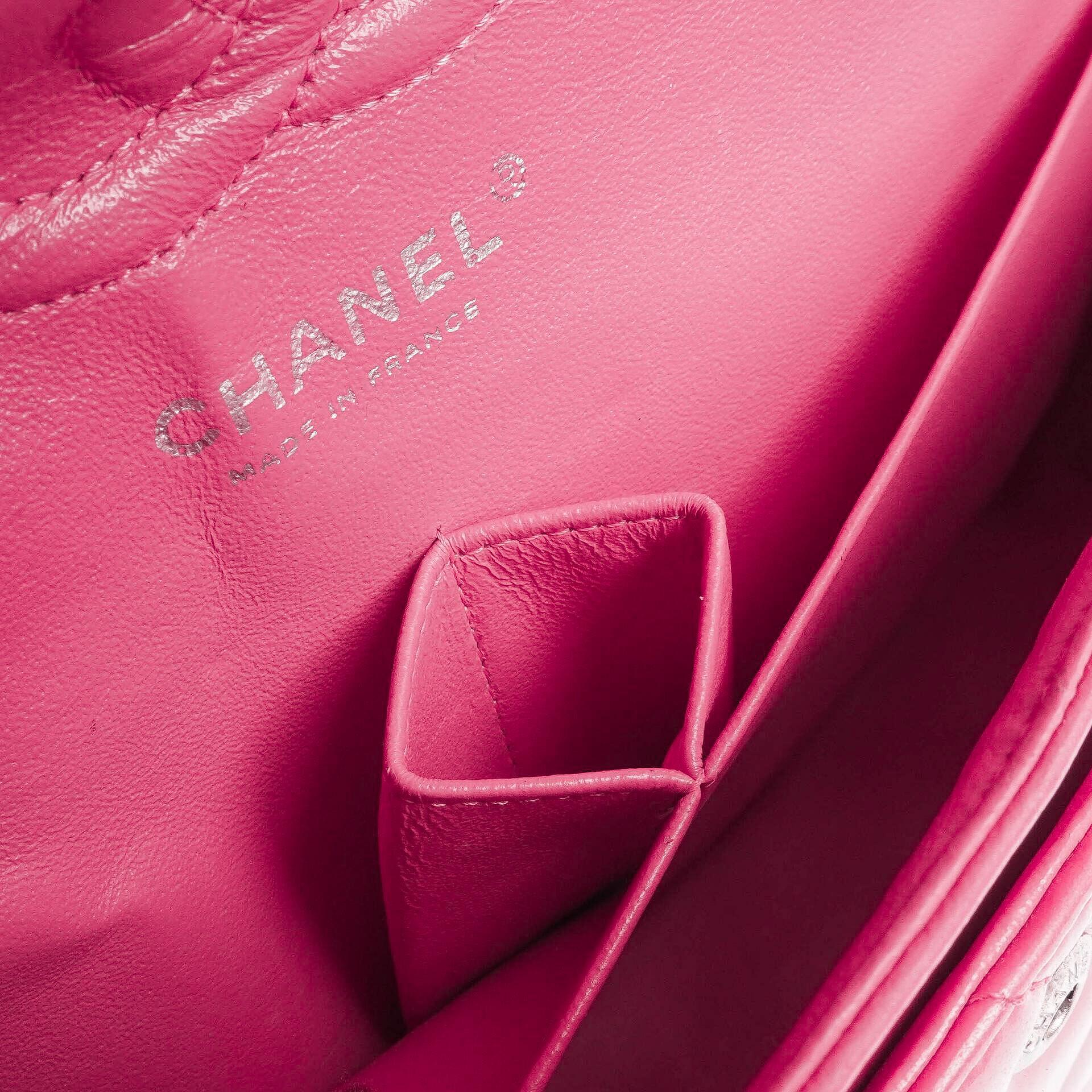 Chanel Classic Medium pinke gesteppte Doppelklappentasche aus Lackleder mit Silberbeschlägen