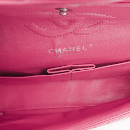 Chanel Classic Medium pinke gesteppte Doppelklappentasche aus Lackleder mit Silberbeschlägen