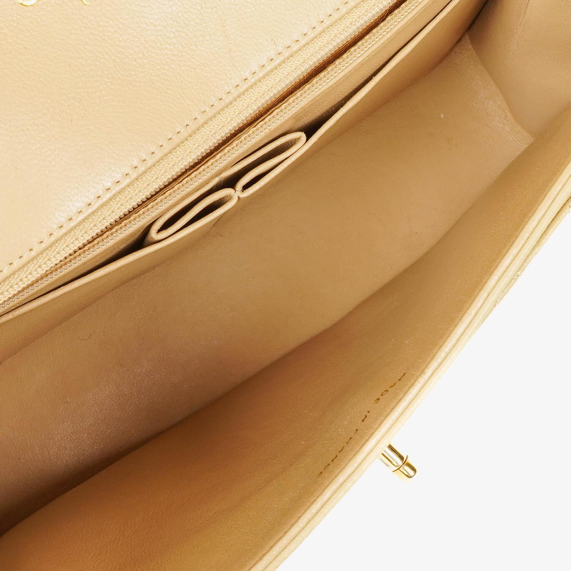 Chanel Classic Medium Single Flap Bag aus beigem gestepptem Leder mit gold- und silberfarbener Kombi-Hardware