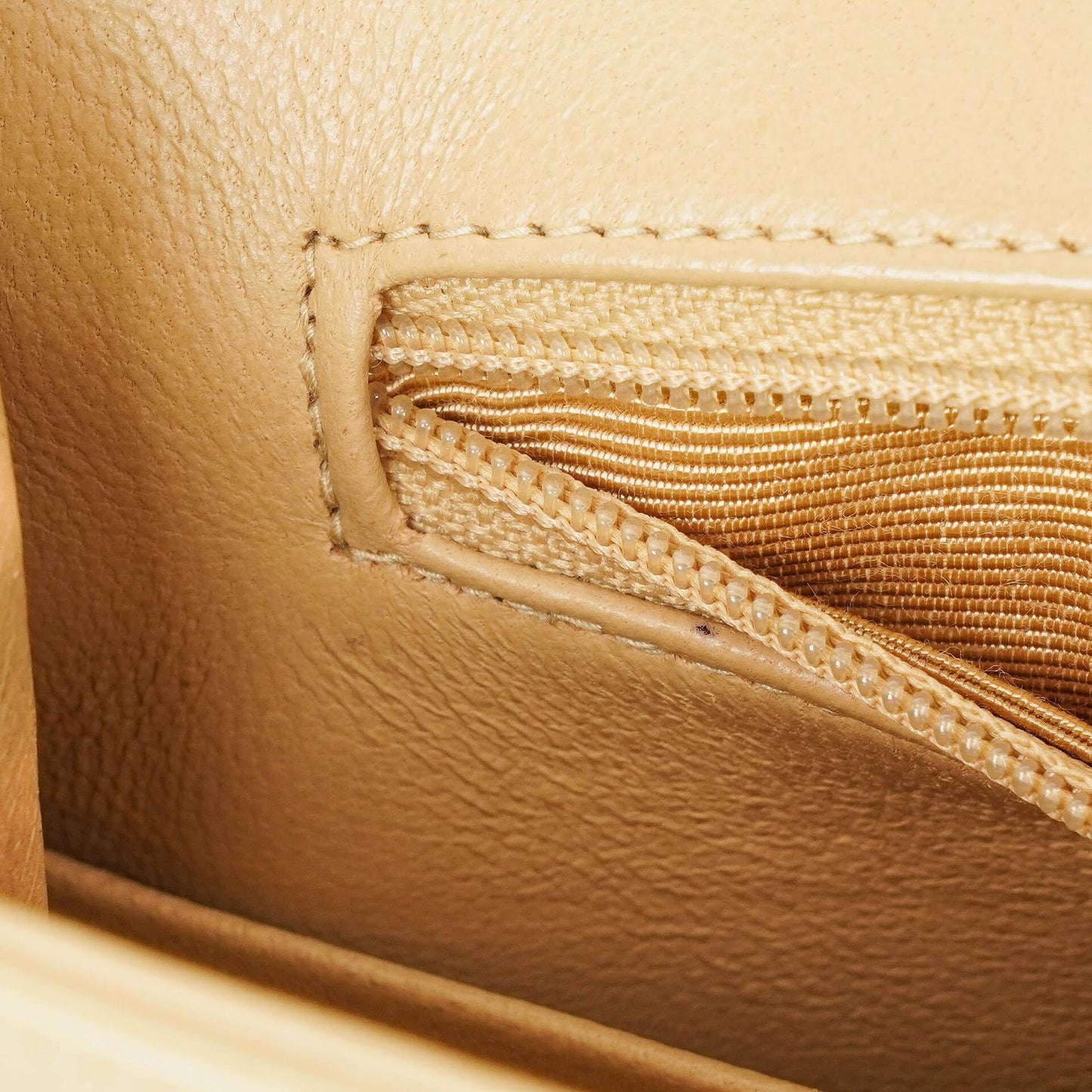 Chanel Classic Medium Single Flap Bag aus beigem gestepptem Leder mit gold- und silberfarbener Kombi-Hardware
