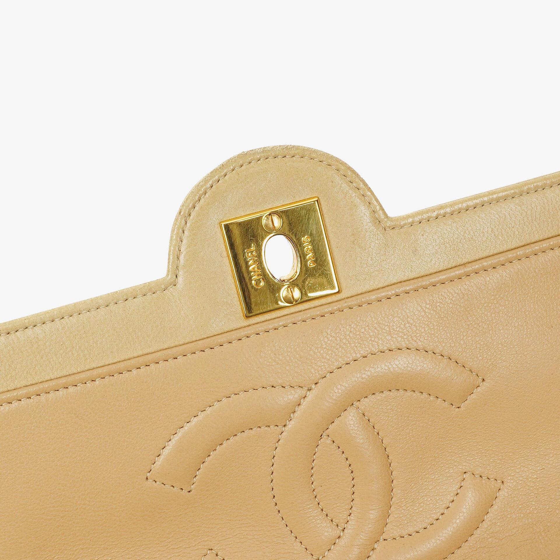 Chanel Classic Medium Single Flap Bag aus beigem gestepptem Leder mit gold- und silberfarbener Kombi-Hardware
