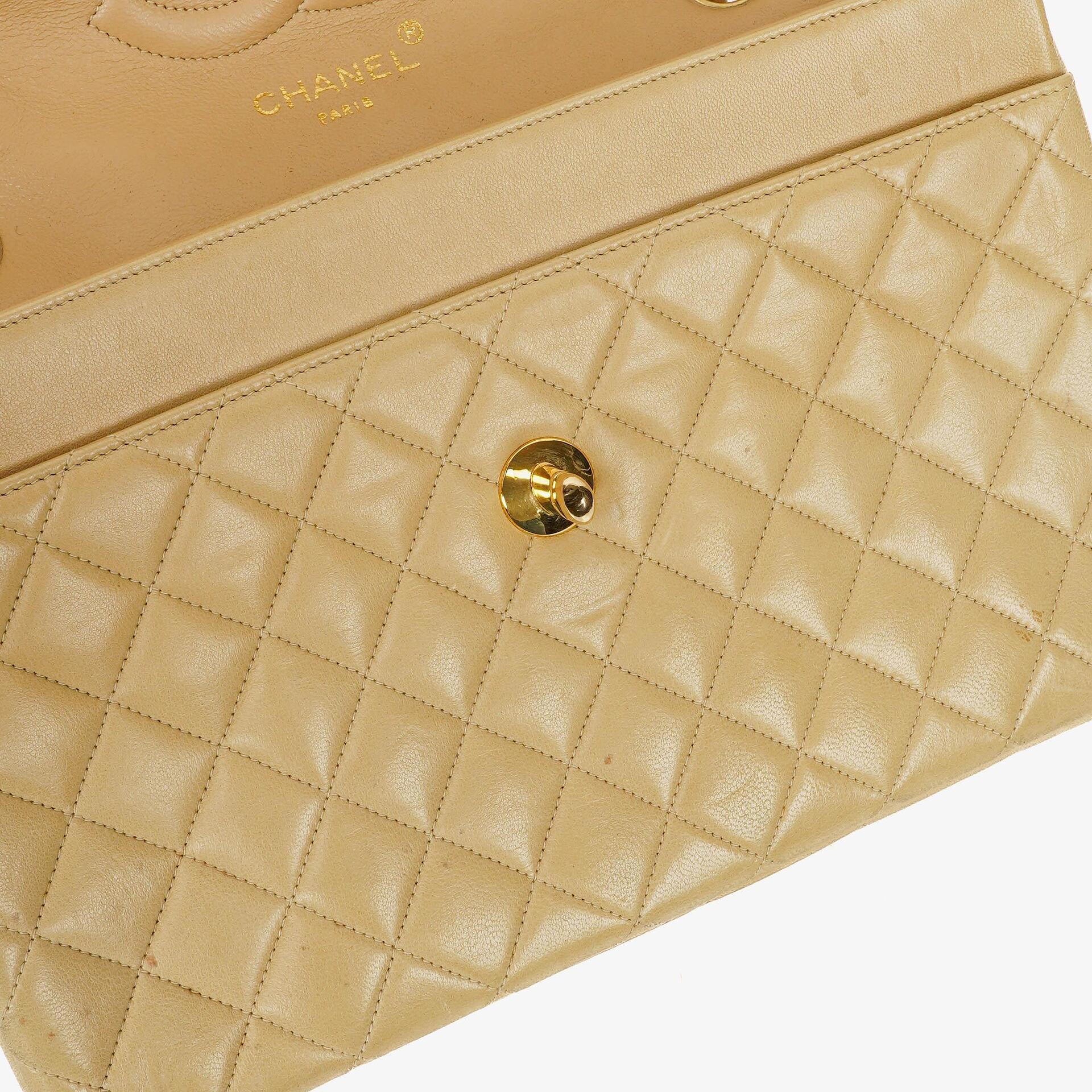 Chanel Classic Medium Single Flap Bag aus beigem gestepptem Leder mit gold- und silberfarbener Kombi-Hardware