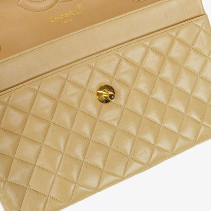 Chanel Classic Medium Single Flap Bag aus beigem gestepptem Leder mit gold- und silberfarbener Kombi-Hardware