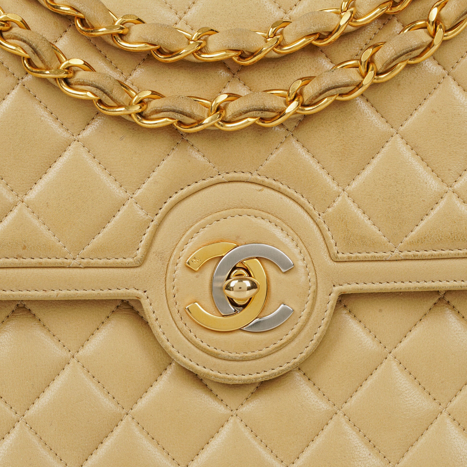 Chanel Classic Medium Single Flap Bag aus beigem gestepptem Leder mit gold- und silberfarbener Kombi-Hardware