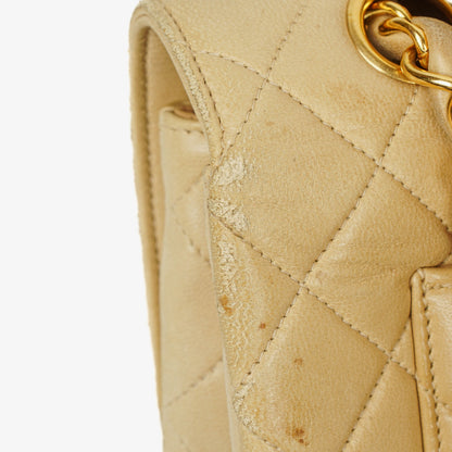Chanel Classic Medium Single Flap Bag aus beigem gestepptem Leder mit gold- und silberfarbener Kombi-Hardware
