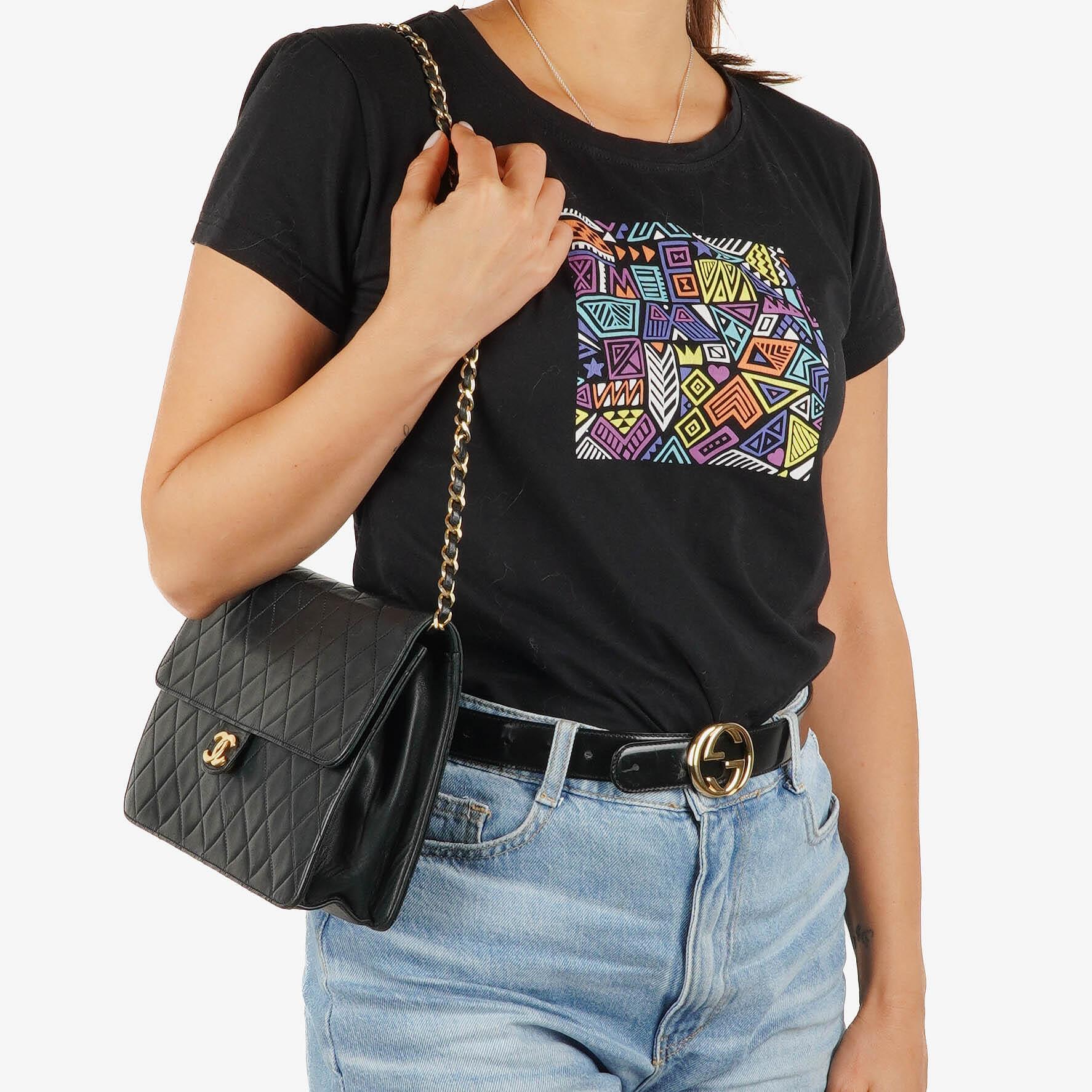 Chanel Klassische Mittlere Einzelklappen Tasche Schwarze Gequiltete Lammleder 24K Goldbeschichtetes Zubehör