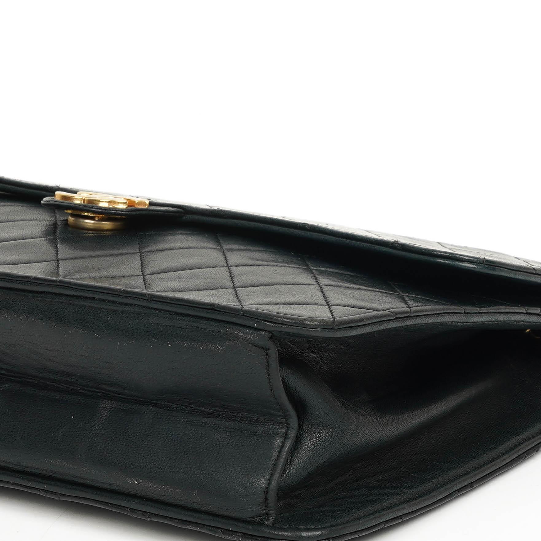 Chanel Klassische Mittlere Einzelklappen Tasche Schwarze Gequiltete Lammleder 24K Goldbeschichtetes Zubehör