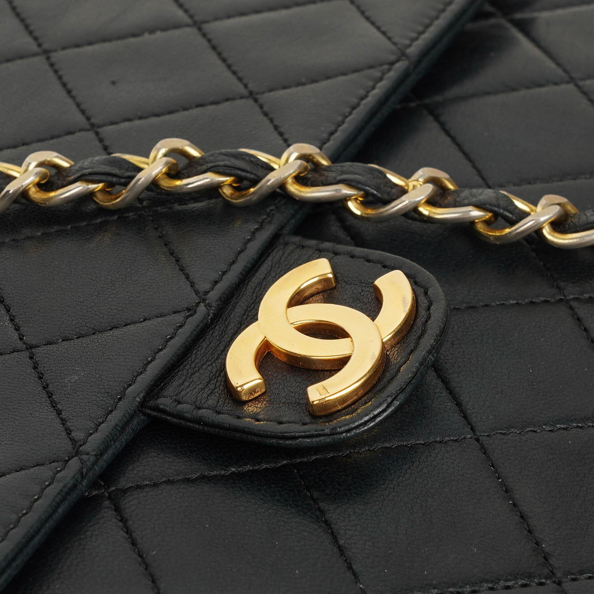 Chanel Klassische Mittlere Einzelklappen Tasche Schwarze Gequiltete Lammleder 24K Goldbeschichtetes Zubehör