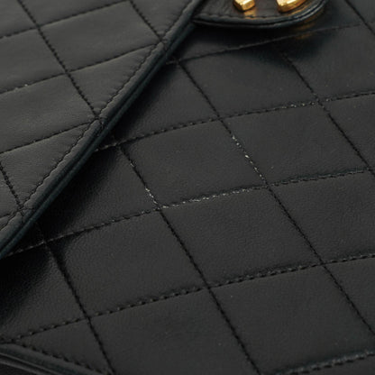 Chanel Klassische Mittlere Einzelklappen Tasche Schwarze Gequiltete Lammleder 24K Goldbeschichtetes Zubehör