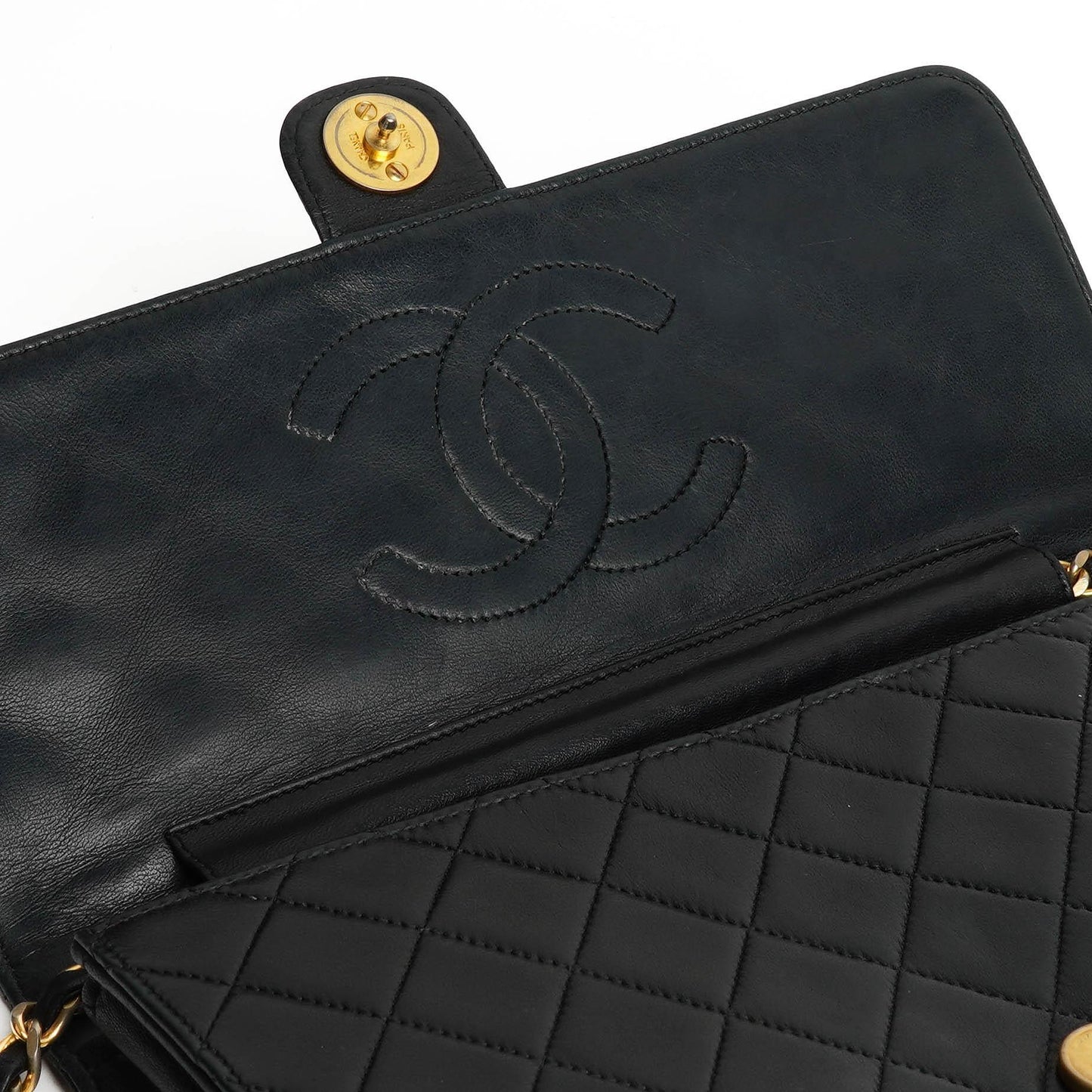Chanel Klassische Mittlere Einzelklappen Tasche Schwarze Gequiltete Lammleder 24K Goldbeschichtetes Zubehör