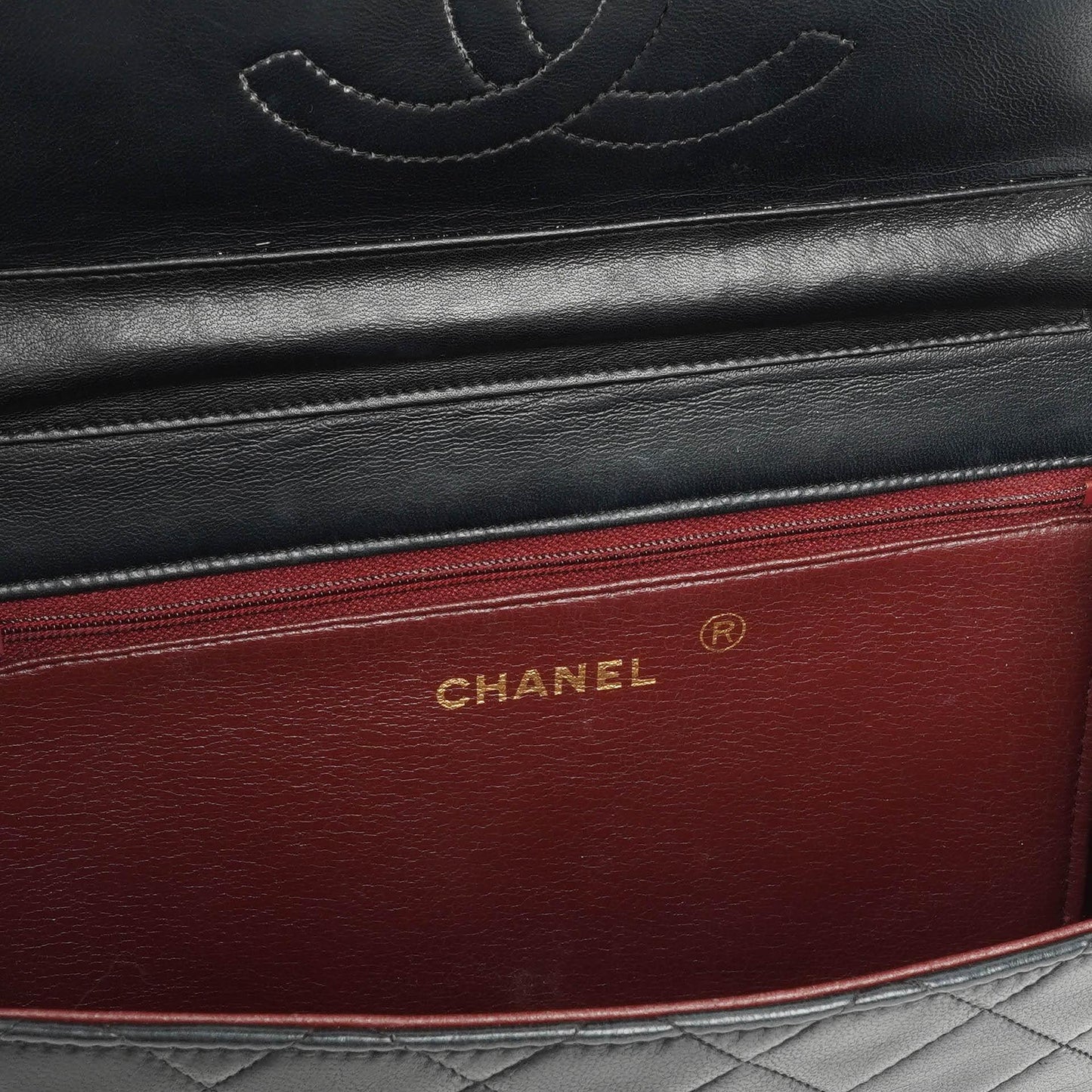 Chanel Klassische Mittlere Einzelklappen Tasche Schwarze Gequiltete Lammleder 24K Goldbeschichtetes Zubehör