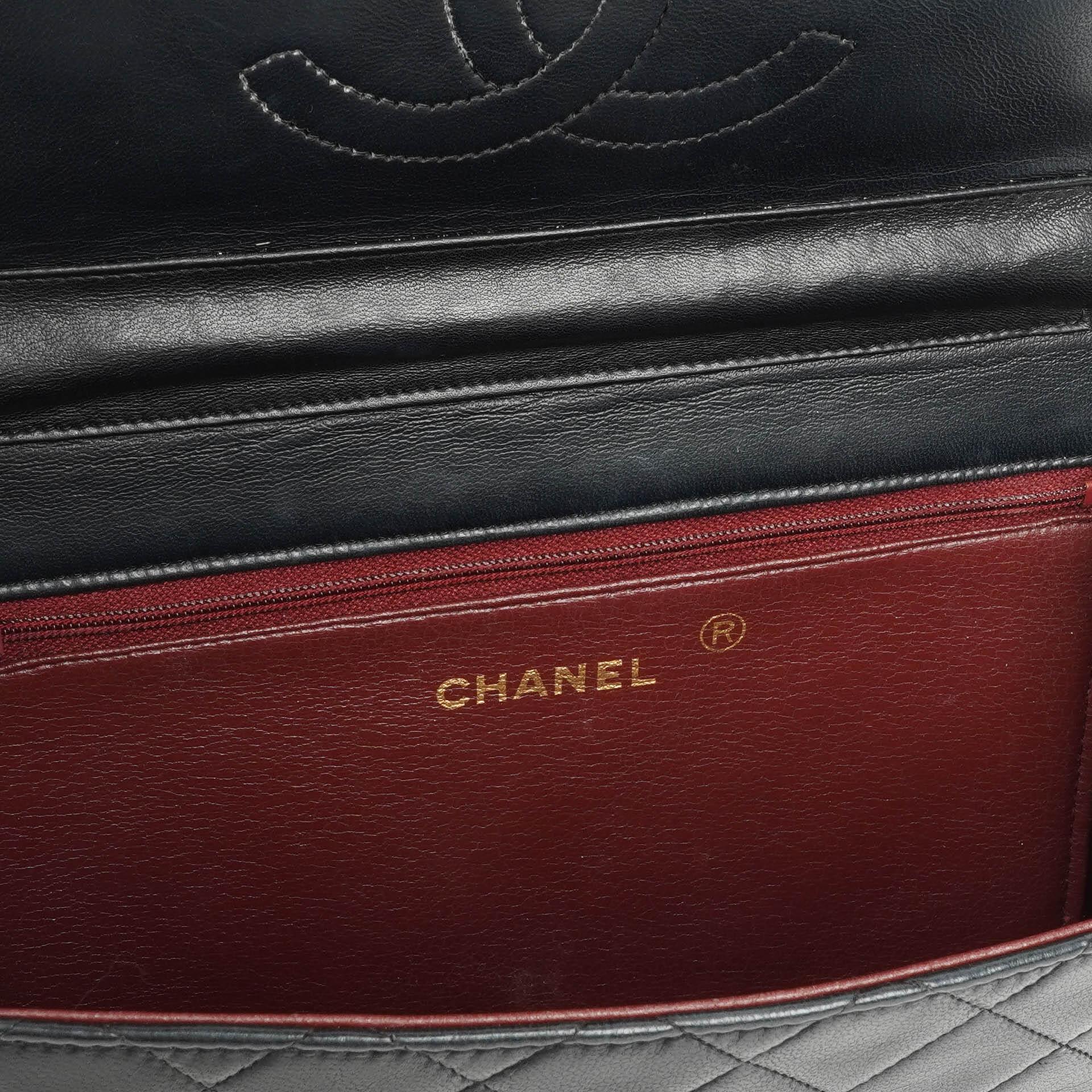 Chanel Klassische Mittlere Einzelklappen Tasche Schwarze Gequiltete Lammleder 24K Goldbeschichtetes Zubehör