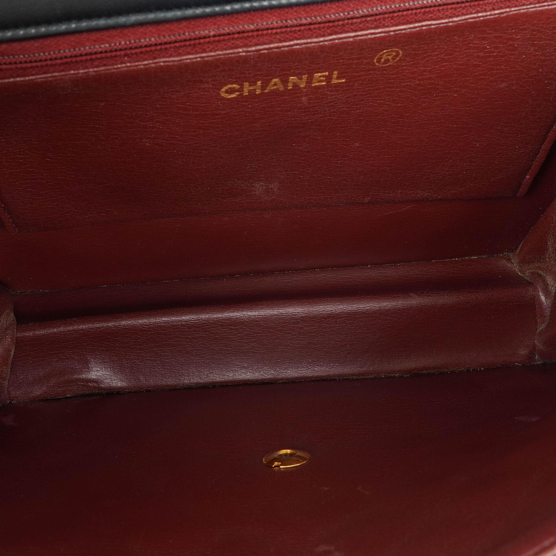Chanel Klassische Mittlere Einzelklappen Tasche Schwarze Gequiltete Lammleder 24K Goldbeschichtetes Zubehör