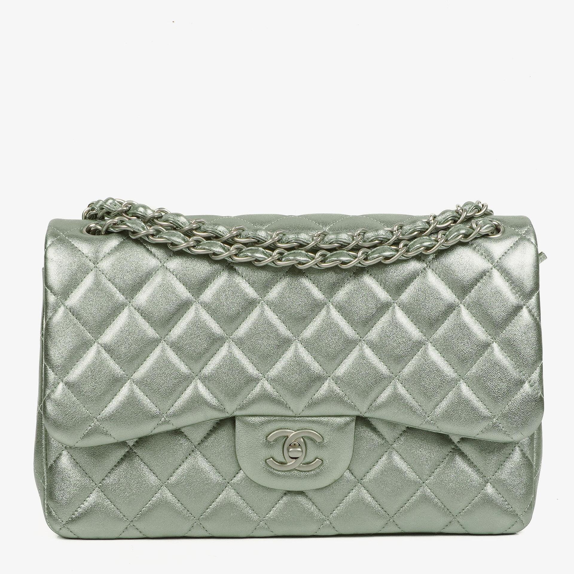 Chanel Classic Jumbo Double Flap Tasche aus metallic-grünem gestepptem Lammleder