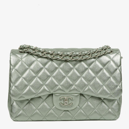 Chanel Classic Jumbo Double Flap Tasche aus metallic-grünem gestepptem Lammleder