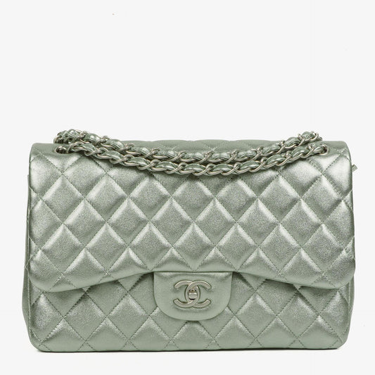 Chanel Classic Jumbo Double Flap Tasche aus metallic-grünem gestepptem Lammleder